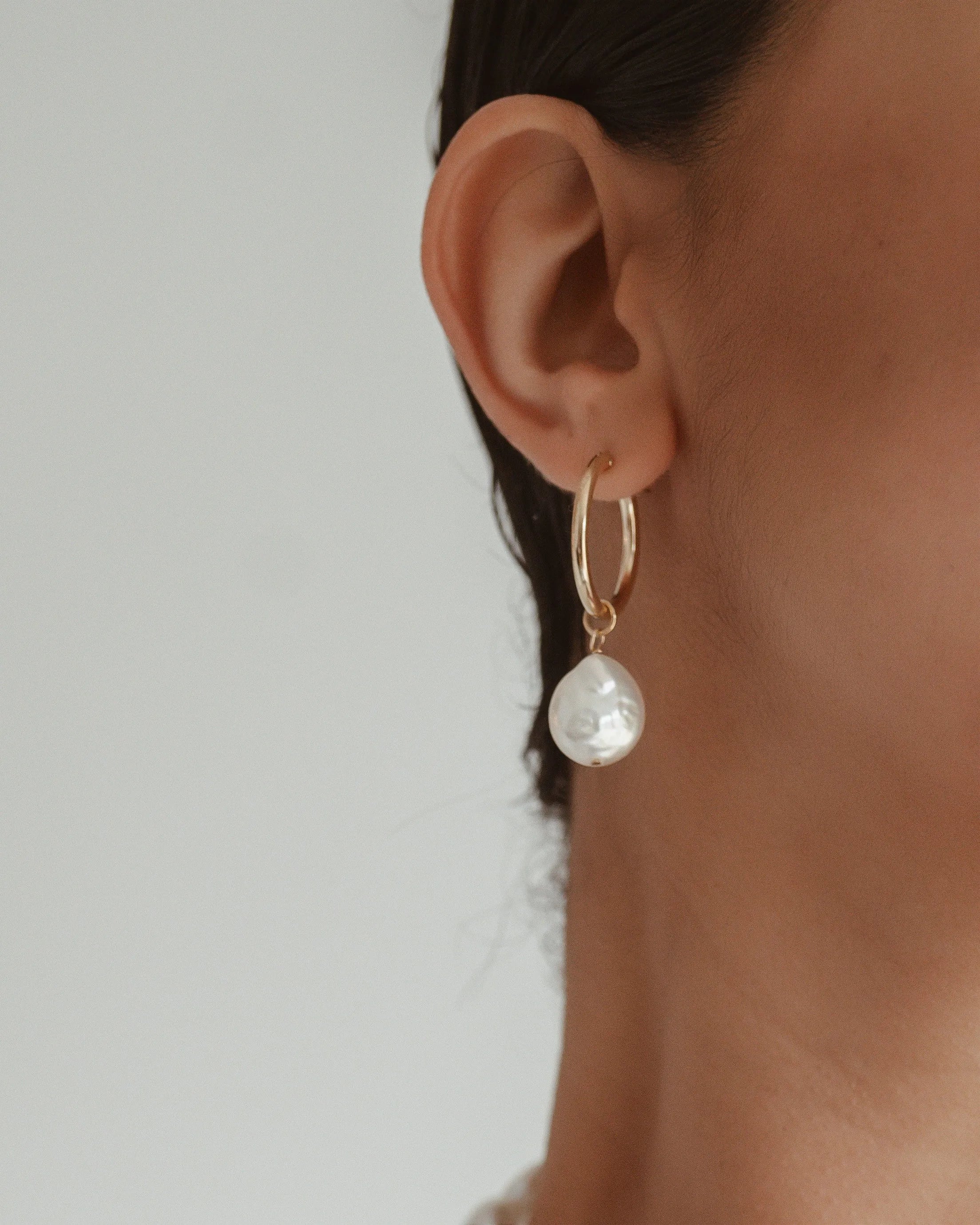 Layla Baroque Pearl 14k Gold Hoops -22mm
